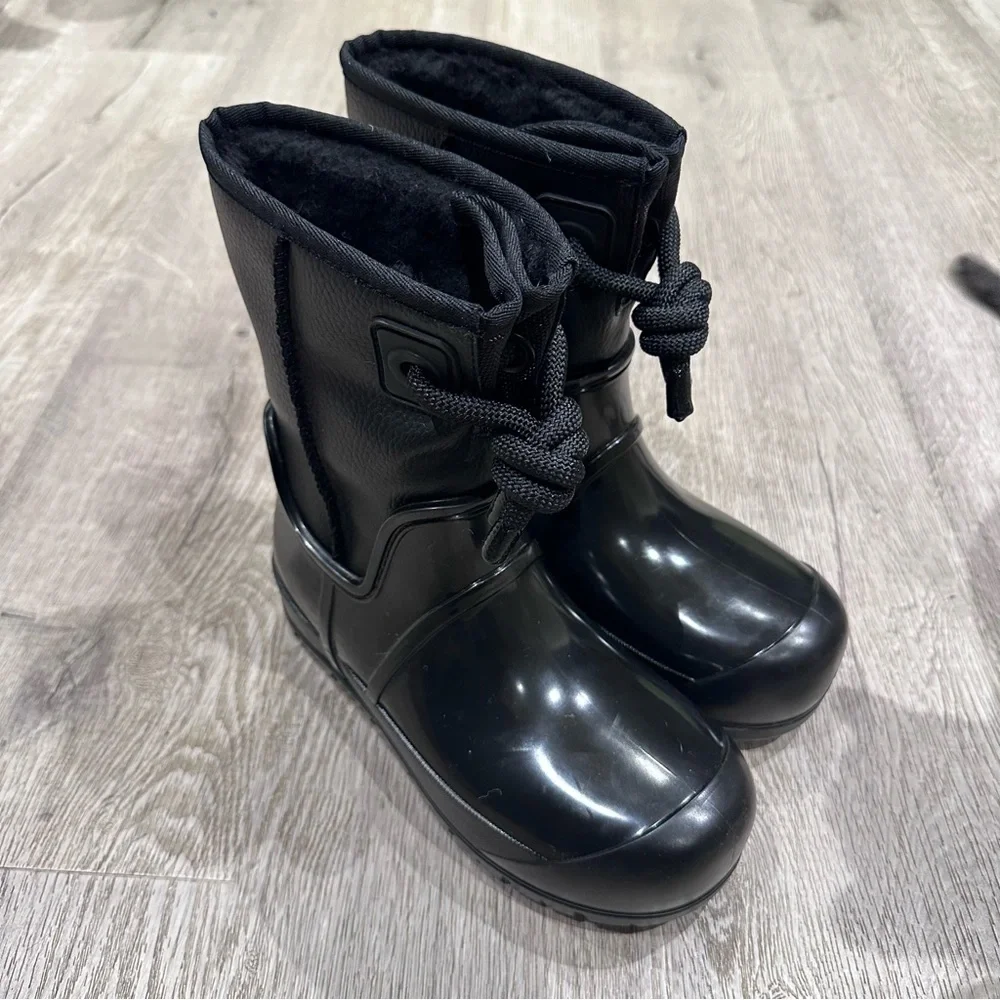 UGG Raincloud lace black boots size 6 NWT